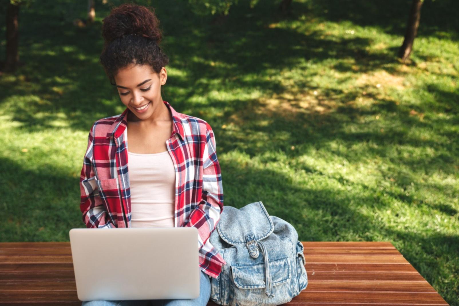 Espacio de trabajo con tecnología para educación financiera